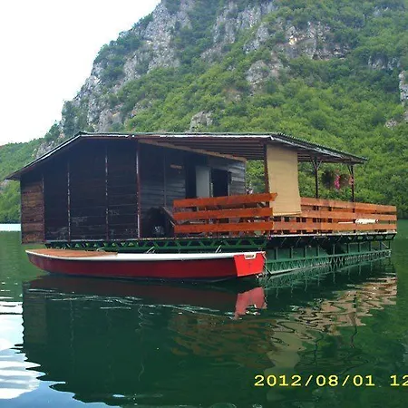 Botel Raft Perucac