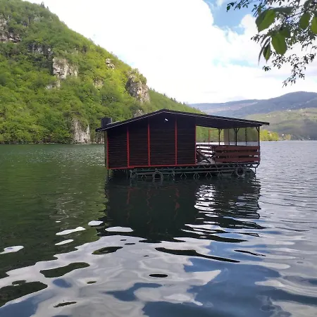 Botel Raft Perucac